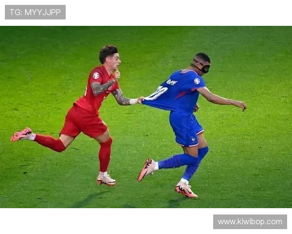 足坛名将莱万防守碾压姆巴佩超